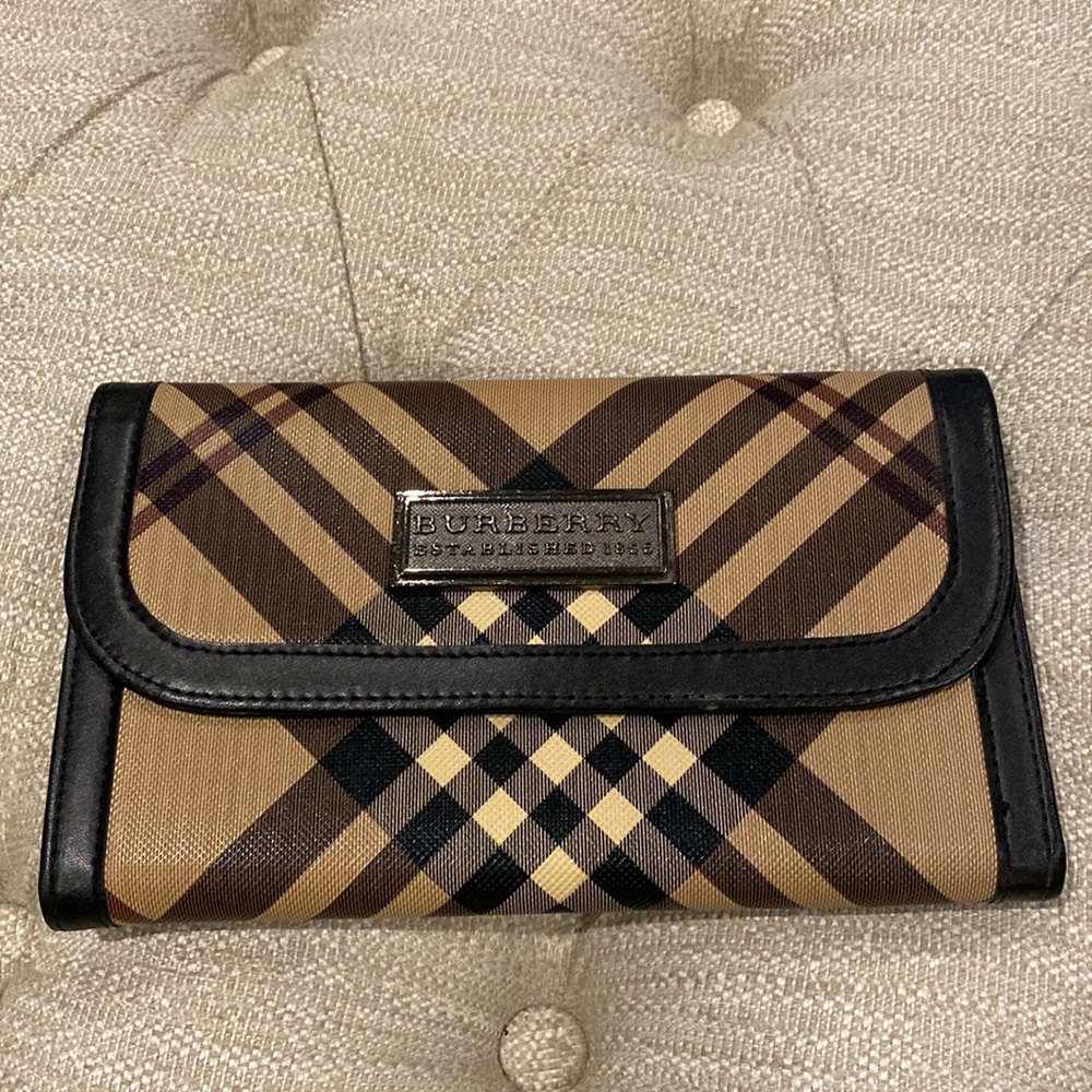 Clutch with option to add chain as a shoulder bag.